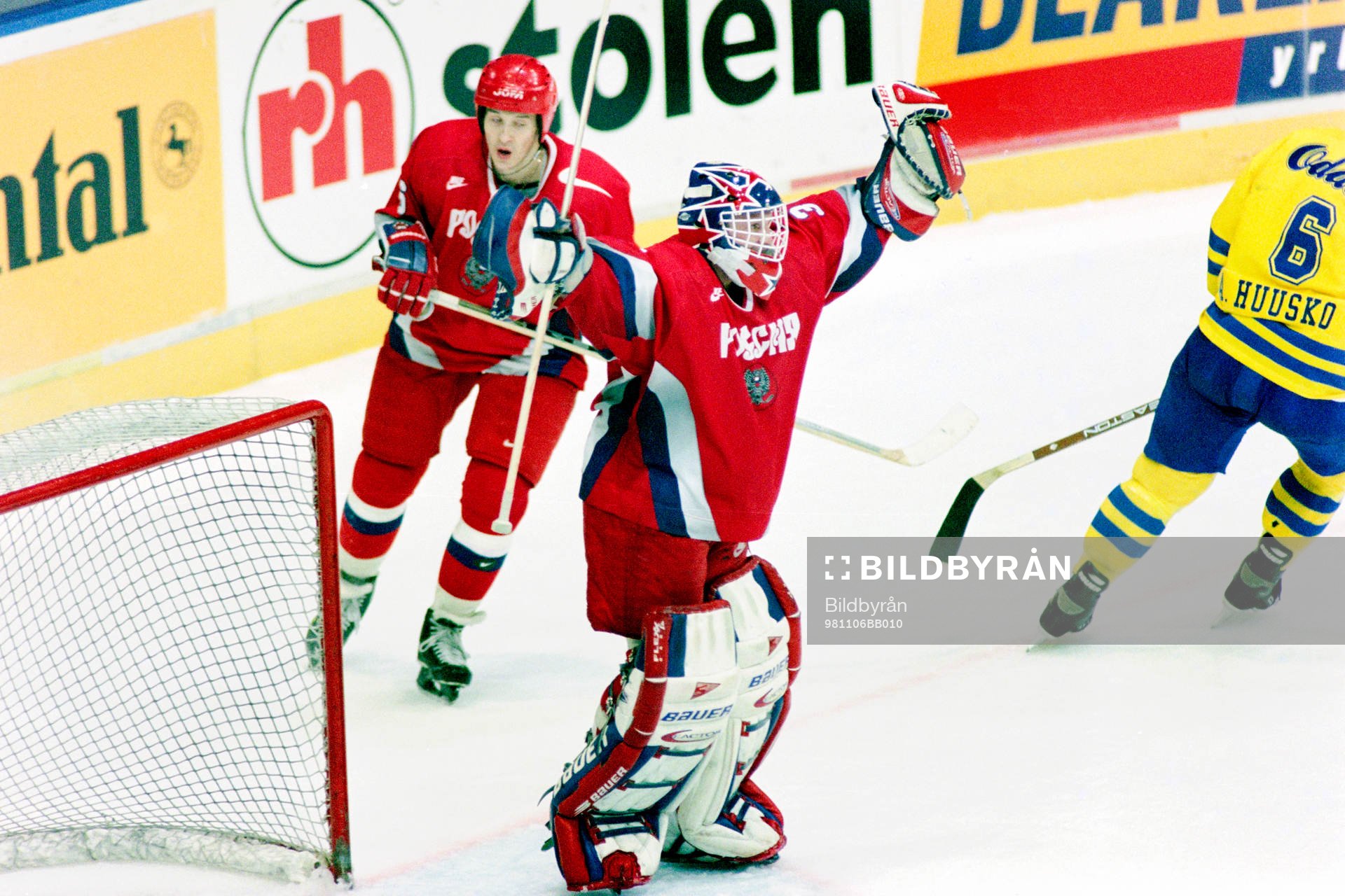 Rysslands målvakt Maxim Sokolov jublar
