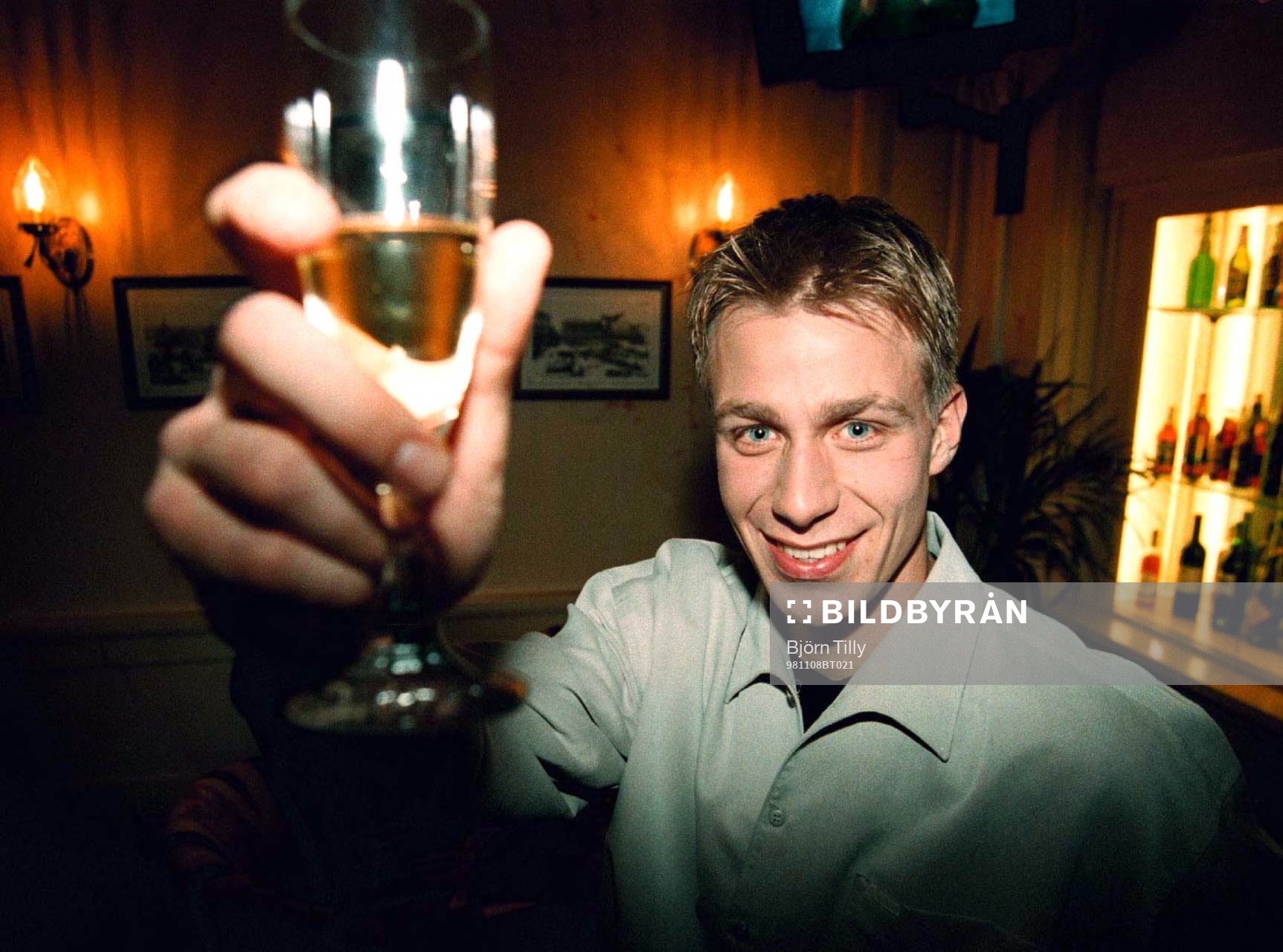 Mattias Asper firar SM-guldet med champagne (skumpa, fest)