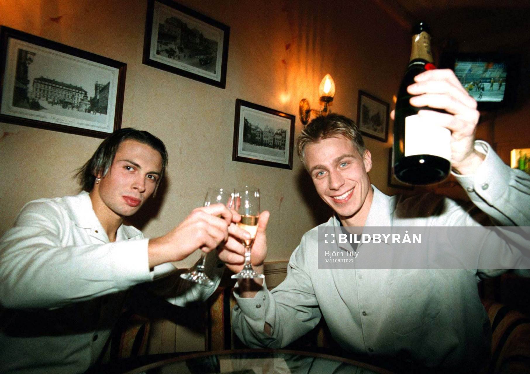 Alexander Östlund och Mattias Asper firar SM-guldet med
