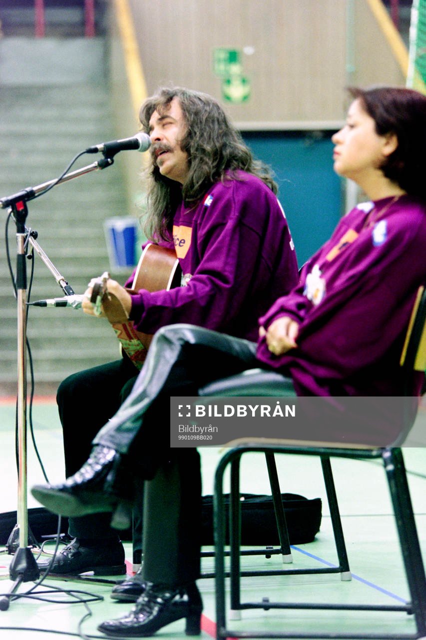 Marie Louise och Tony Hron med gitarr