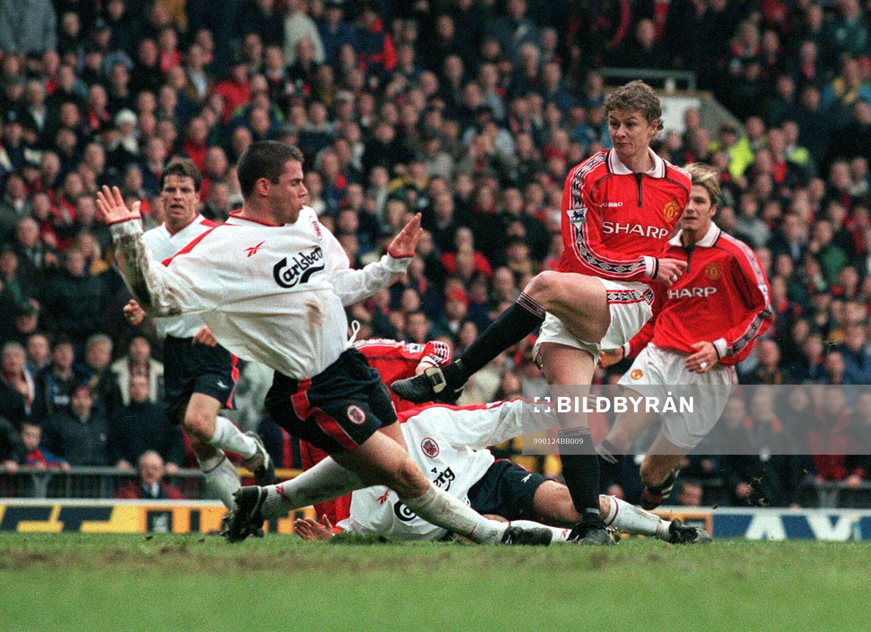 Ole Gunnar Solskjaer (Ole Gunnar Solskjär), Manchester U (Manchester United), skjuter förbi Jamie Carragher (James Carragher)
