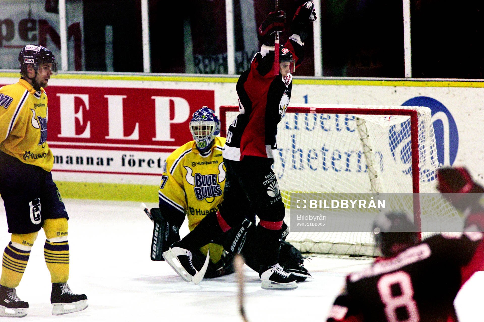 Pucken i mål bakom Kari Takko, Målvakt, HV71 och jubel i