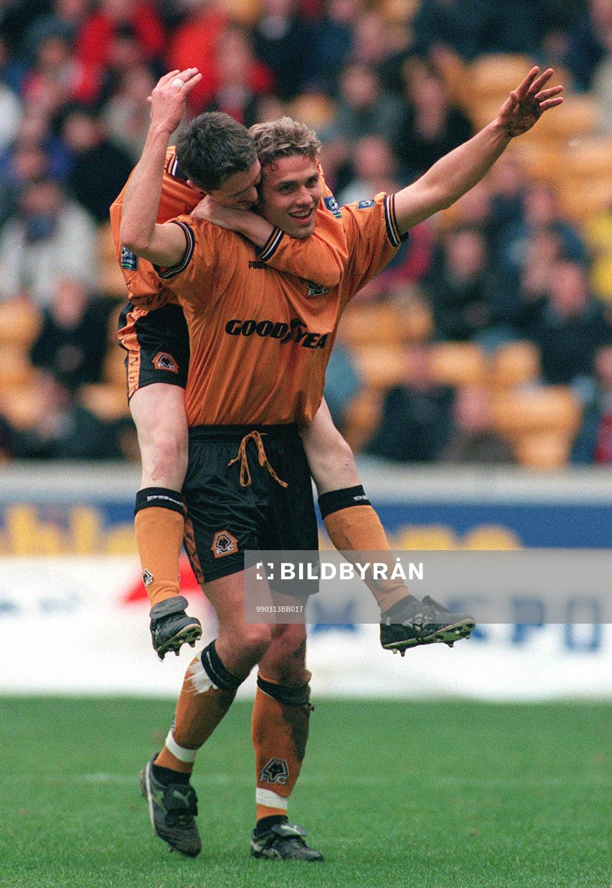 Håvard Flo gratuleras av Robbie Keane, Wolverhampton