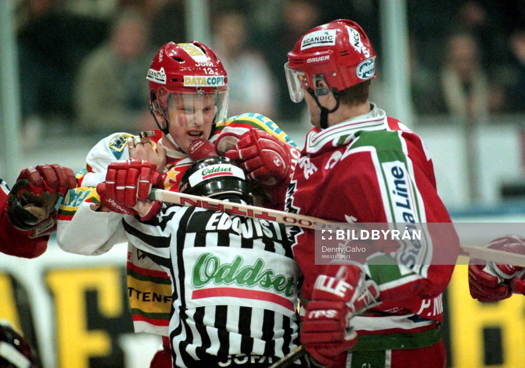 Daniel Sedin fightas med Petter Nilsson i en tät match
