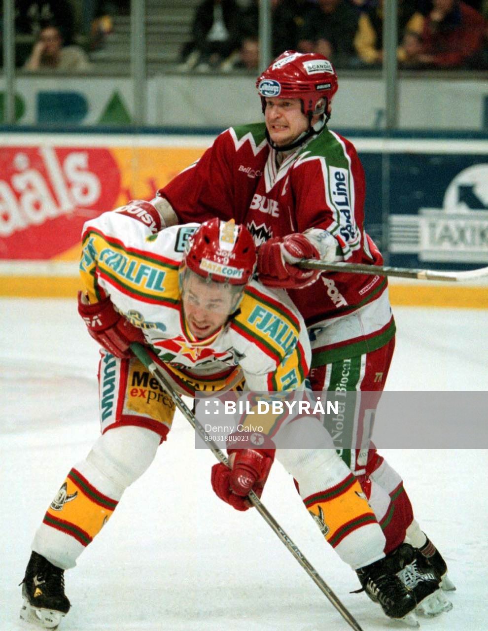 Stefan Larsson trycker till Magnus Wernblom
