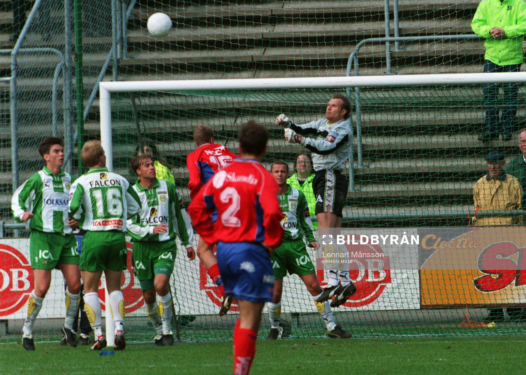 Lars Eriksson boxar ut bollen
