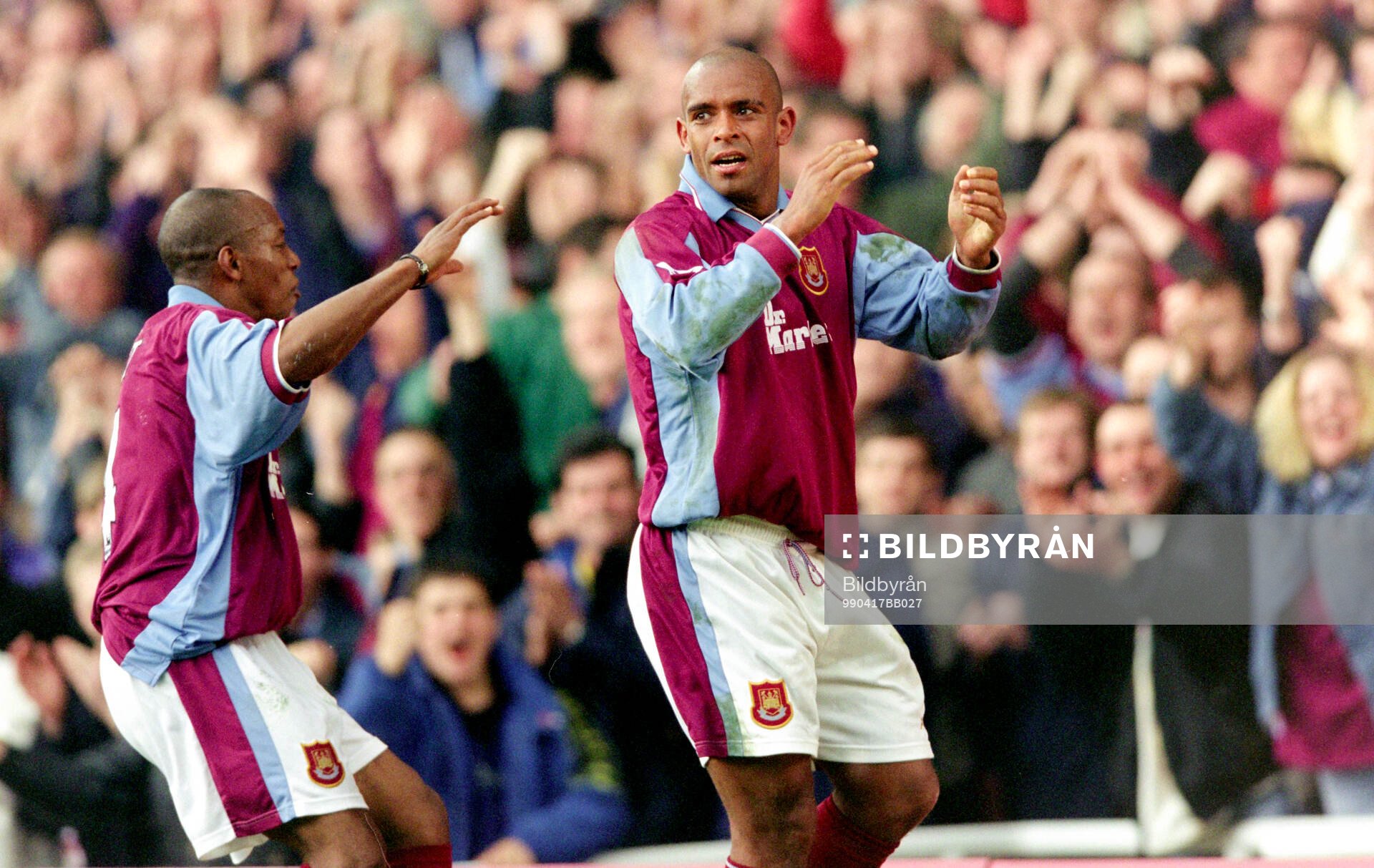 Football, Premier League 1998-1999, West Ham - Derby: Trevor Sinclair (R) of West Ham celebrates his goal with Ian Wright.