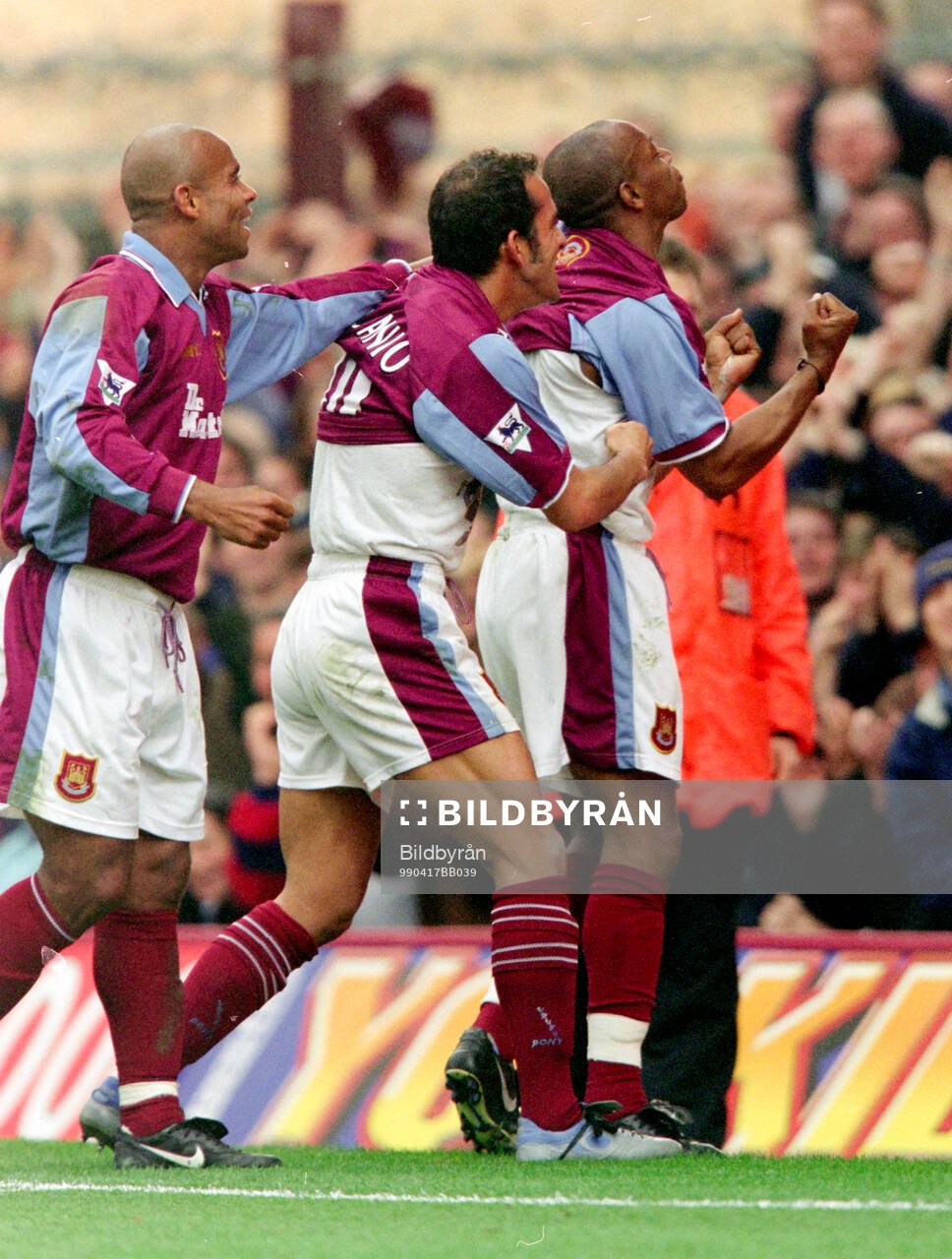 Football, Premier League 1998-1999, West Ham - Derby: Ian Wright (R) of West Ham celebrates his goal with Trevor Sinclair and Paolo Di Canio.
