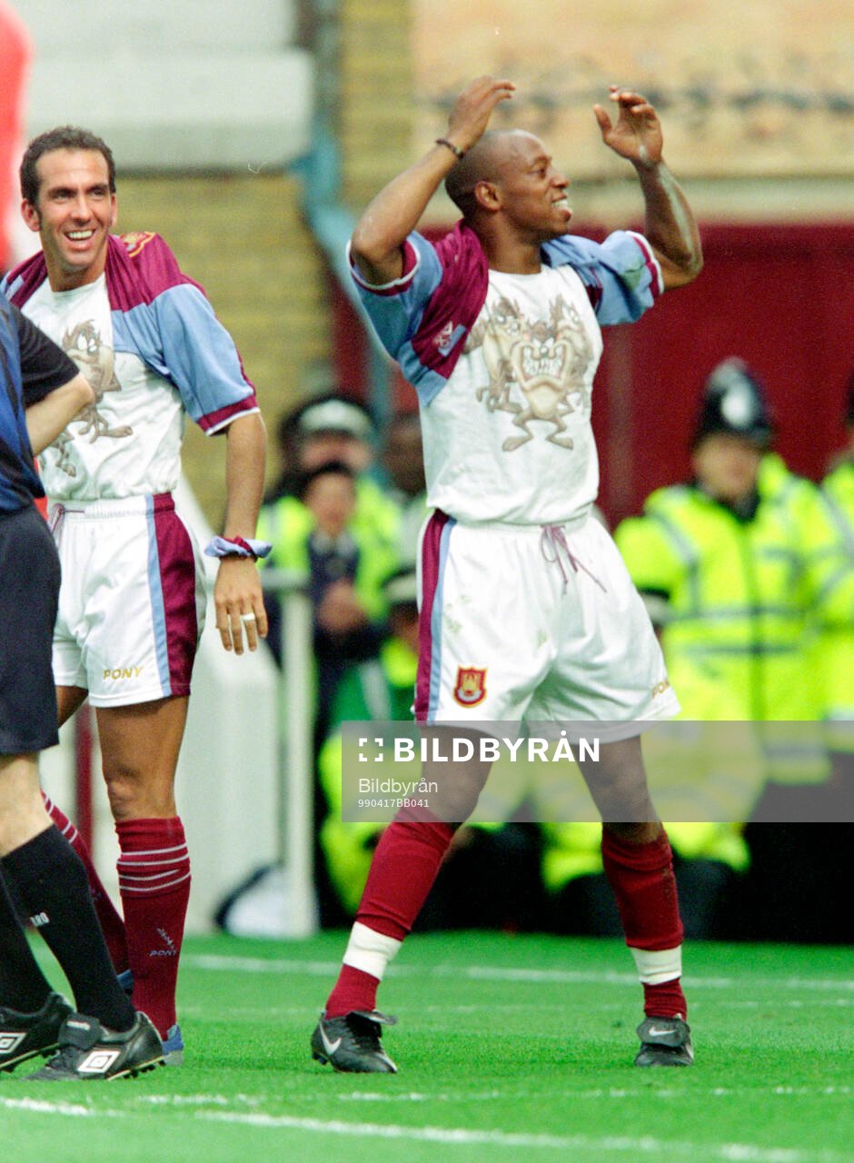Football, Premier League 1998-1999, West Ham - Derby: Ian Wright (R) of West Ham celebrates his goal by pulling up his shirt together with Paolo Di Canio.