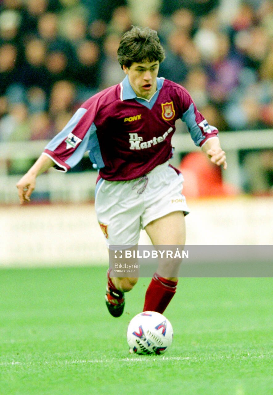 Football, Premier League 1998-1999, West Ham - Derby: Joe Cole of West Ham.