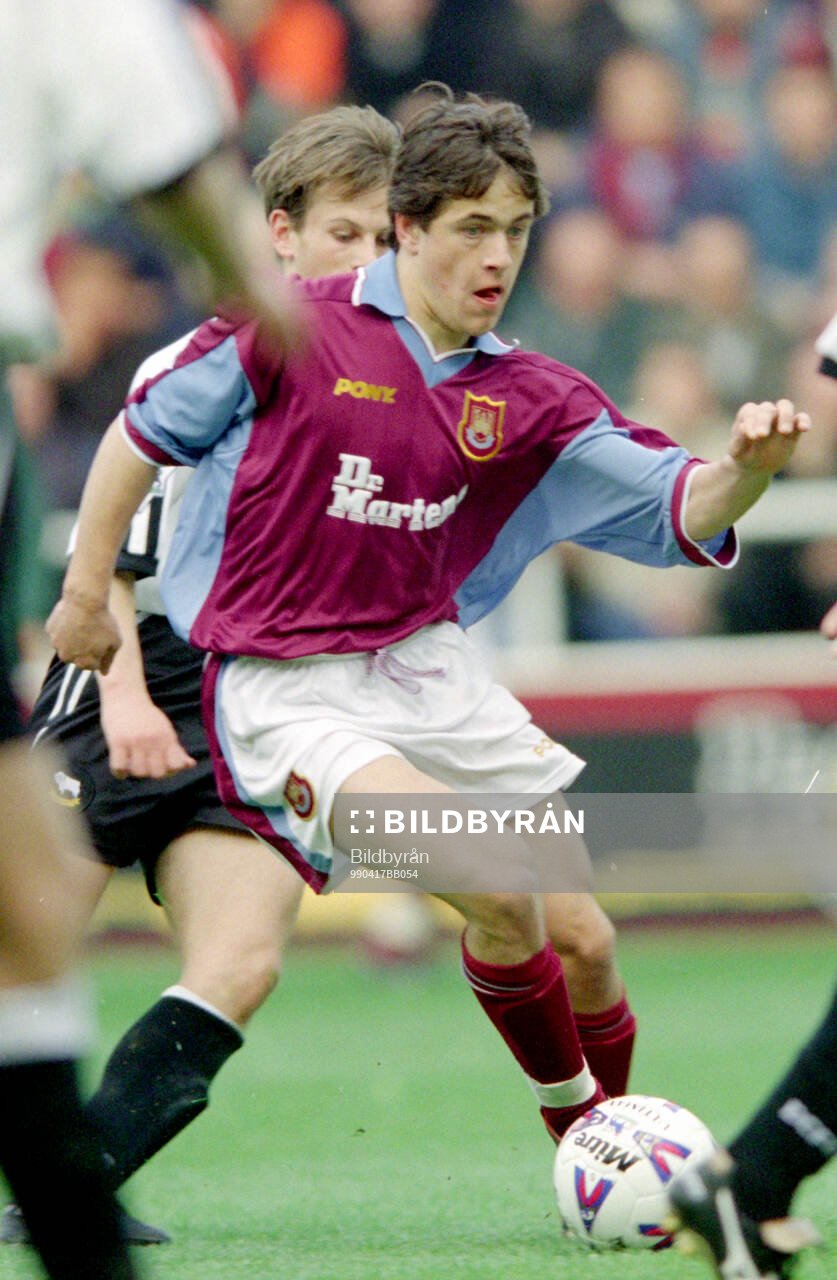 Football, Premier League 1998-1999, West Ham - Derby: Joe Cole of West Ham.