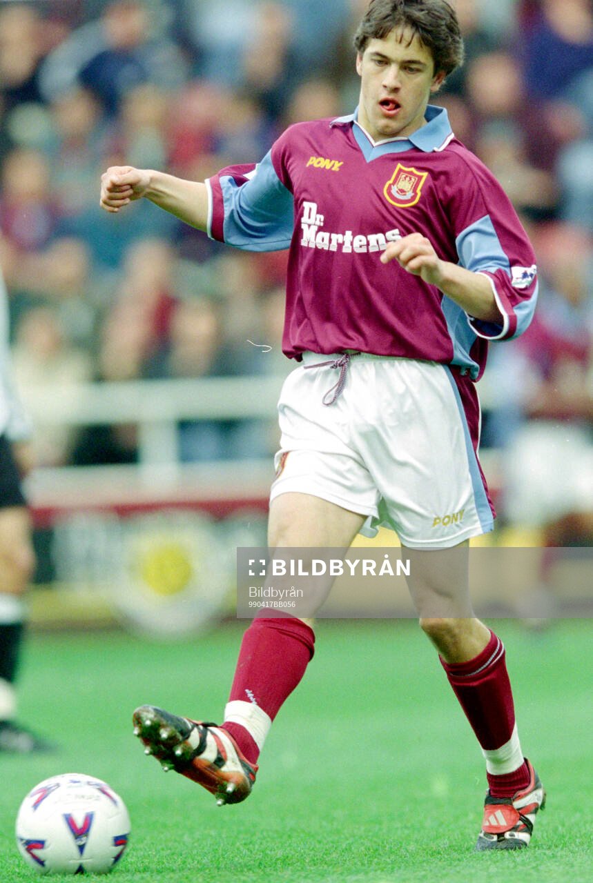 Football, Premier League 1998-1999, West Ham - Derby: Joe Cole of West Ham.