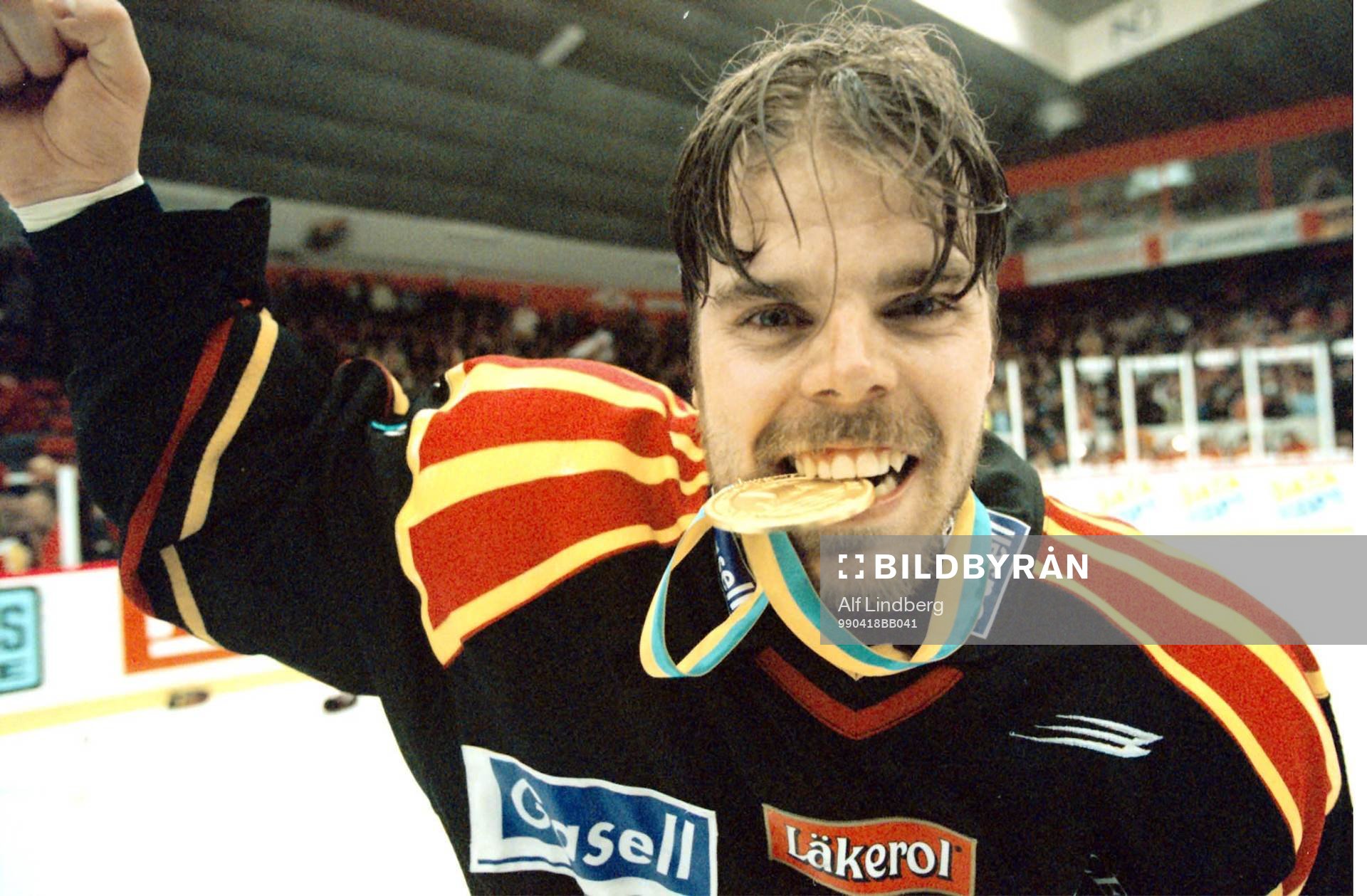 Byrnäs matchhjälte Ove Molin med sin guldmedalj