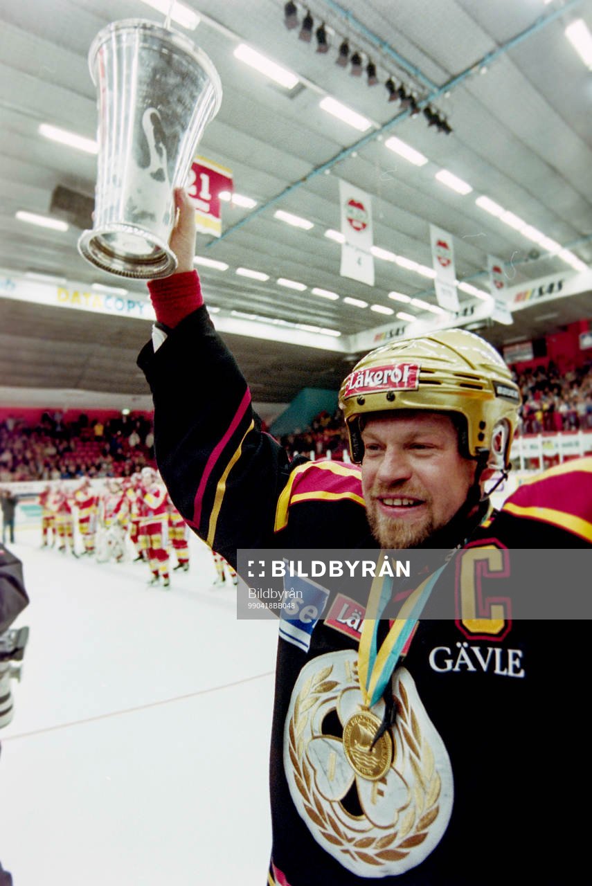 Brynäs, svenska mästare 1999. Anders Huss jublar med