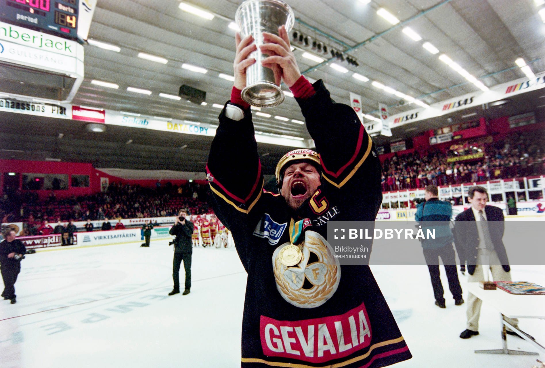 Brynäs, svenska mästare 1999. Anders Huss jublar med
