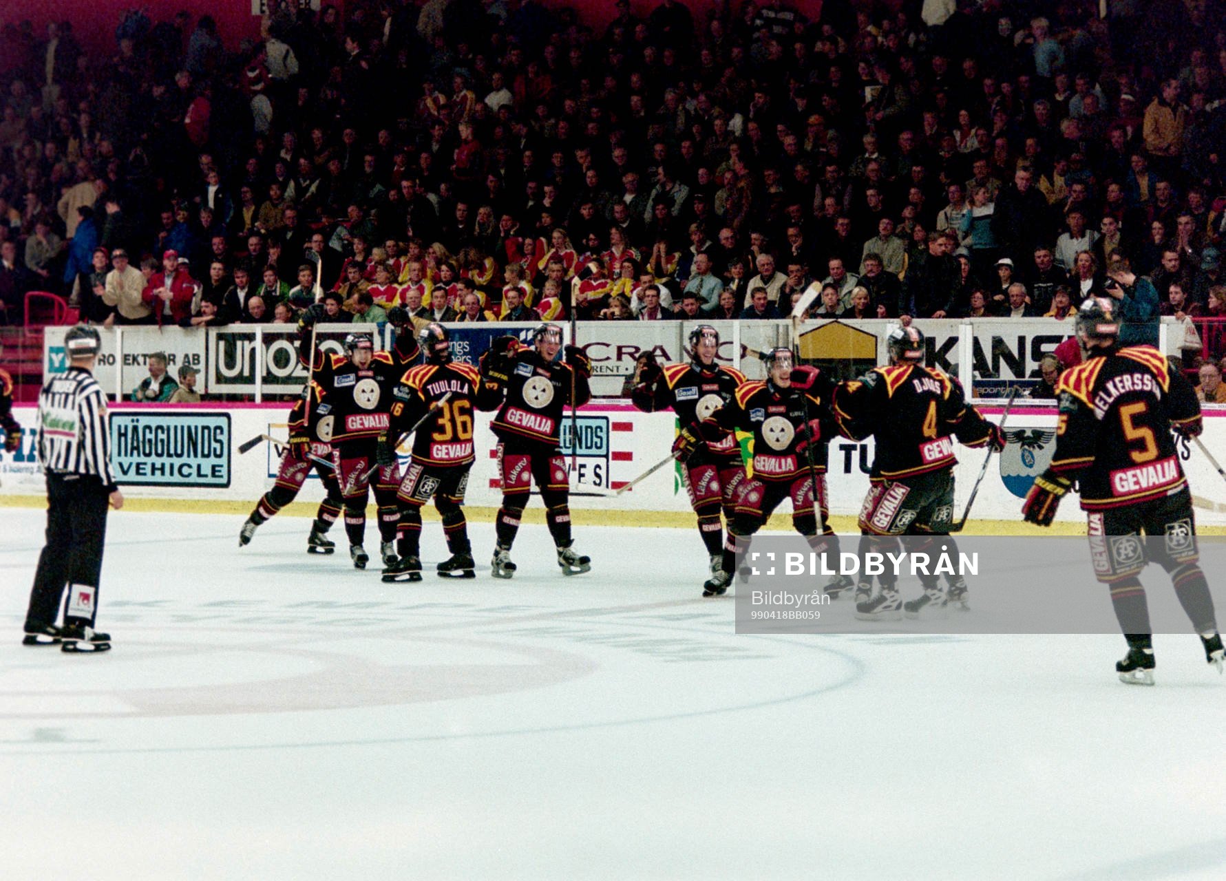 Brynäs, svenska mästare 1999. Laget jublar