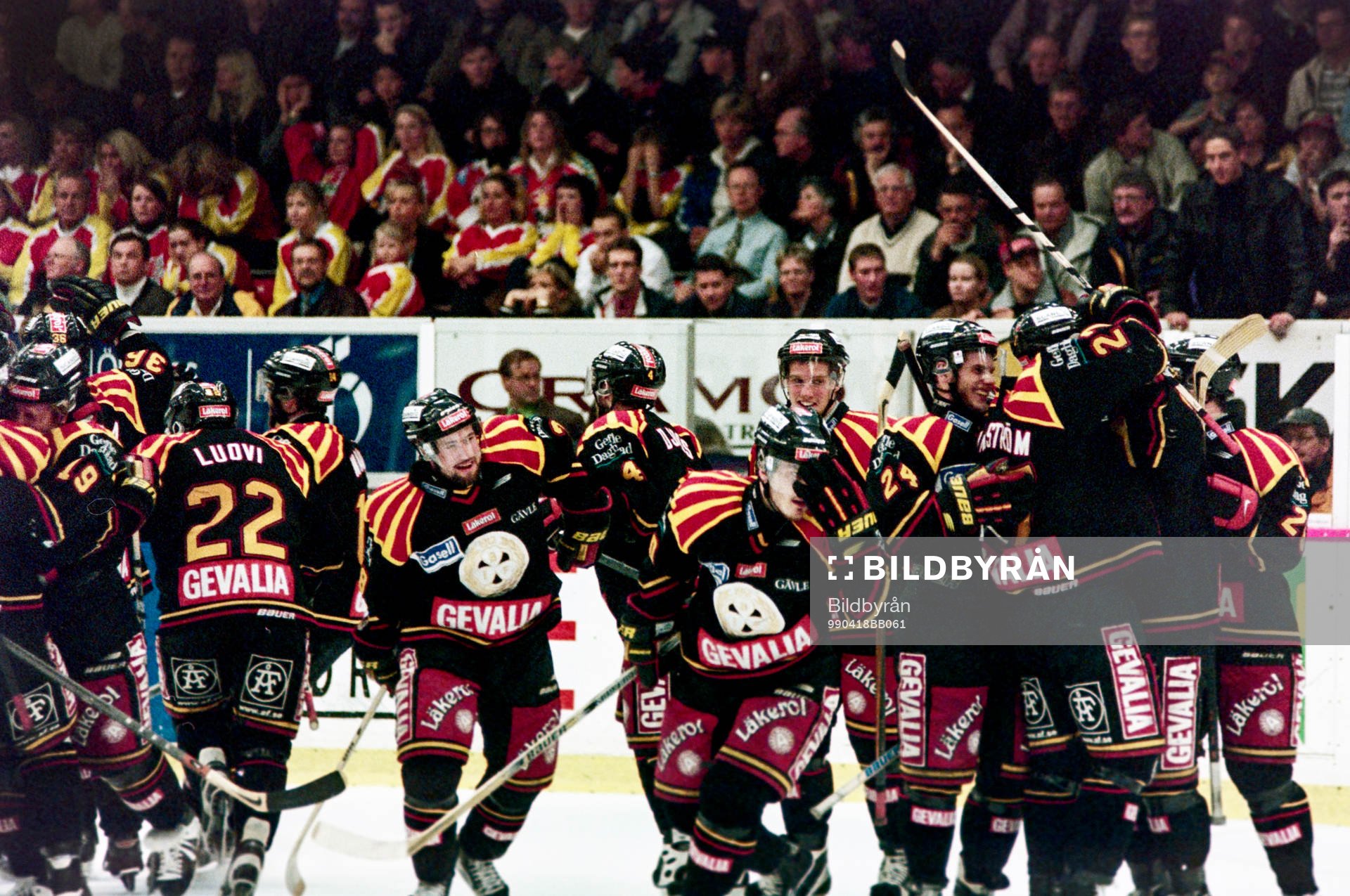 Brynäs, svenska mästare 1999. Laget jublar