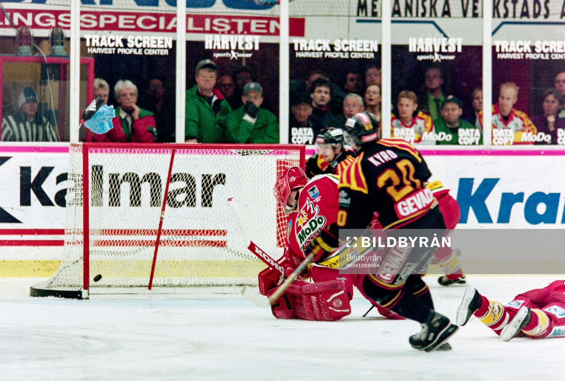 Pucken i mål bakom Petter Rönnqvist, målvakt i Modo