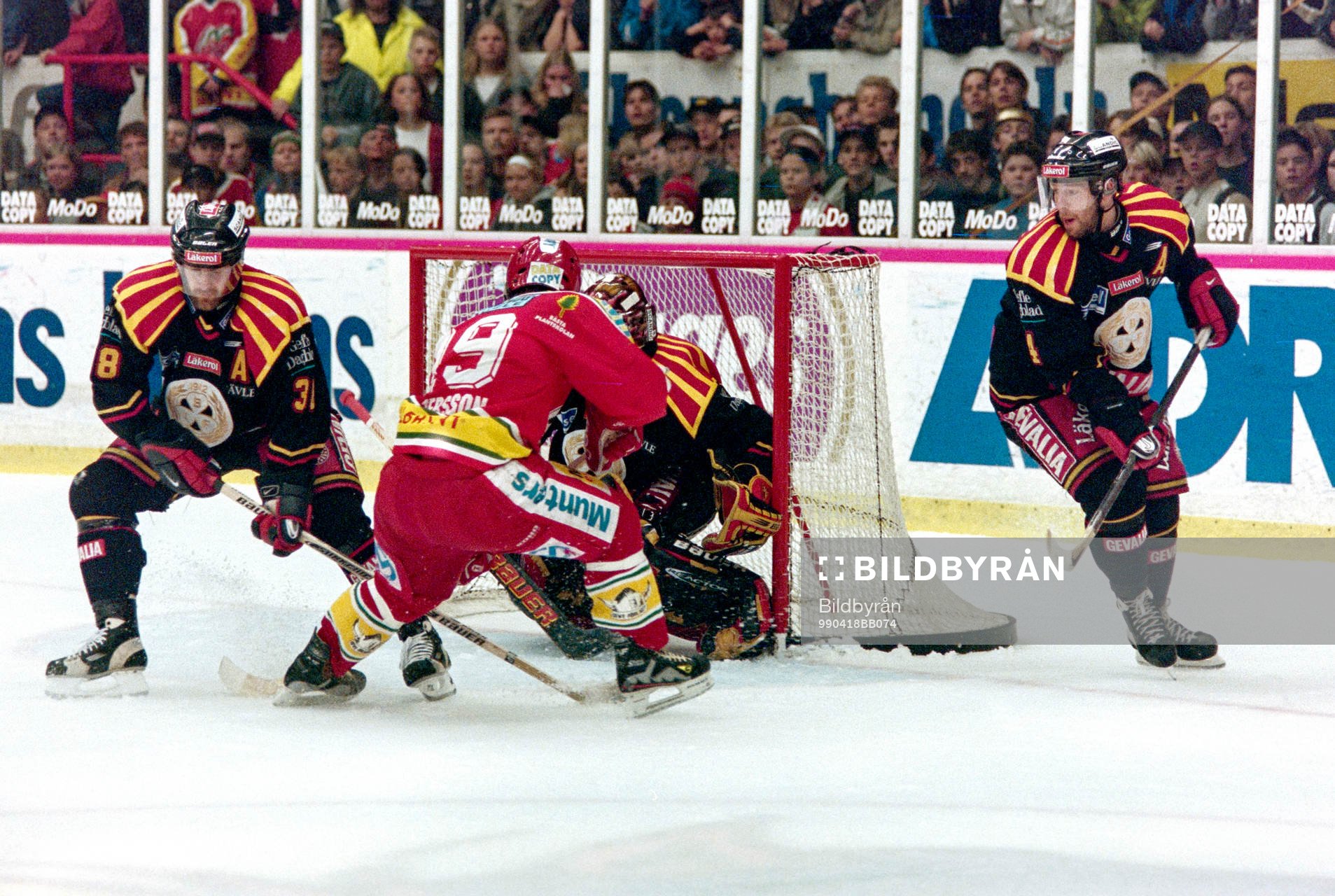 Modos Mikael Pettersson framför brynäs målvakt Johan
