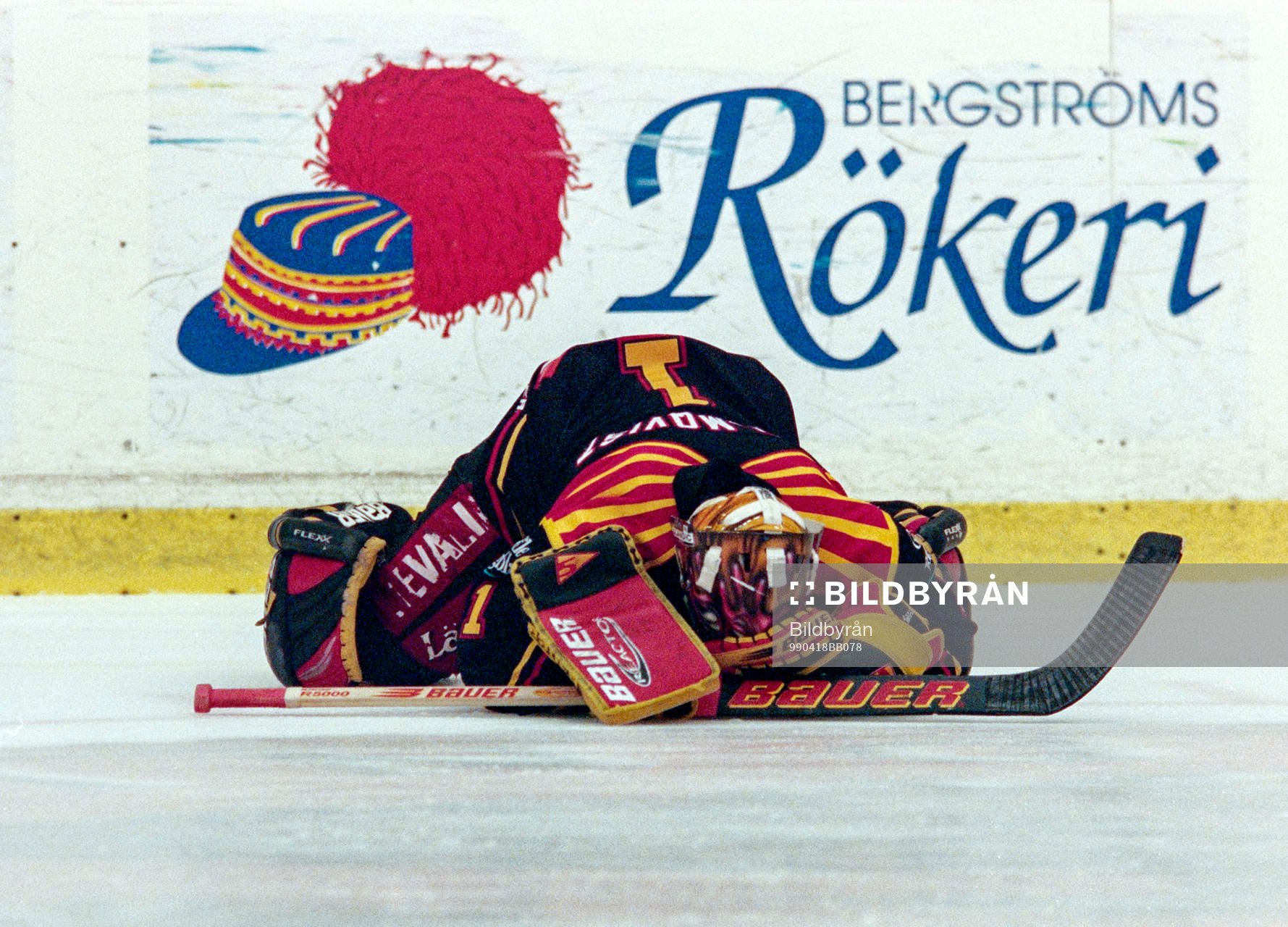 Brynäs målvakt Johan Holmqvist ligger på isen