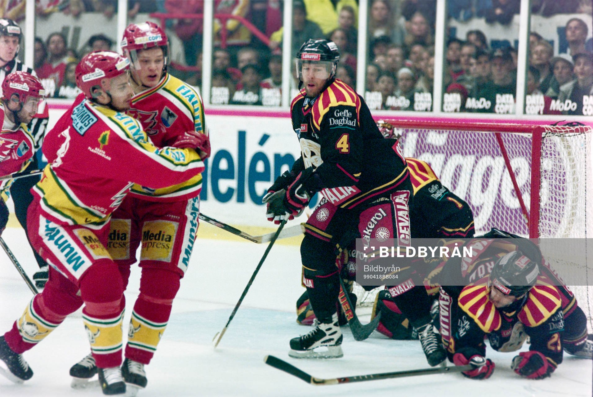 Trångt framför Johan Holmqvist, målvakt i Brynäs