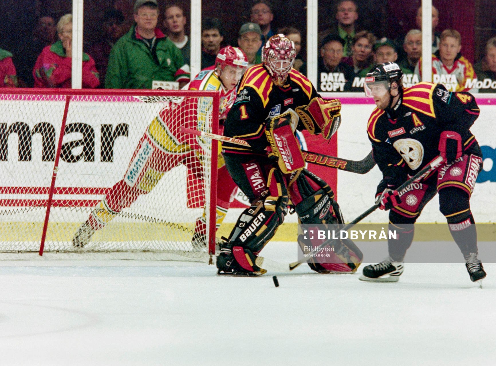 Pär Djoos och Johan Holmqvist, målvakt i Brynäs hjälps