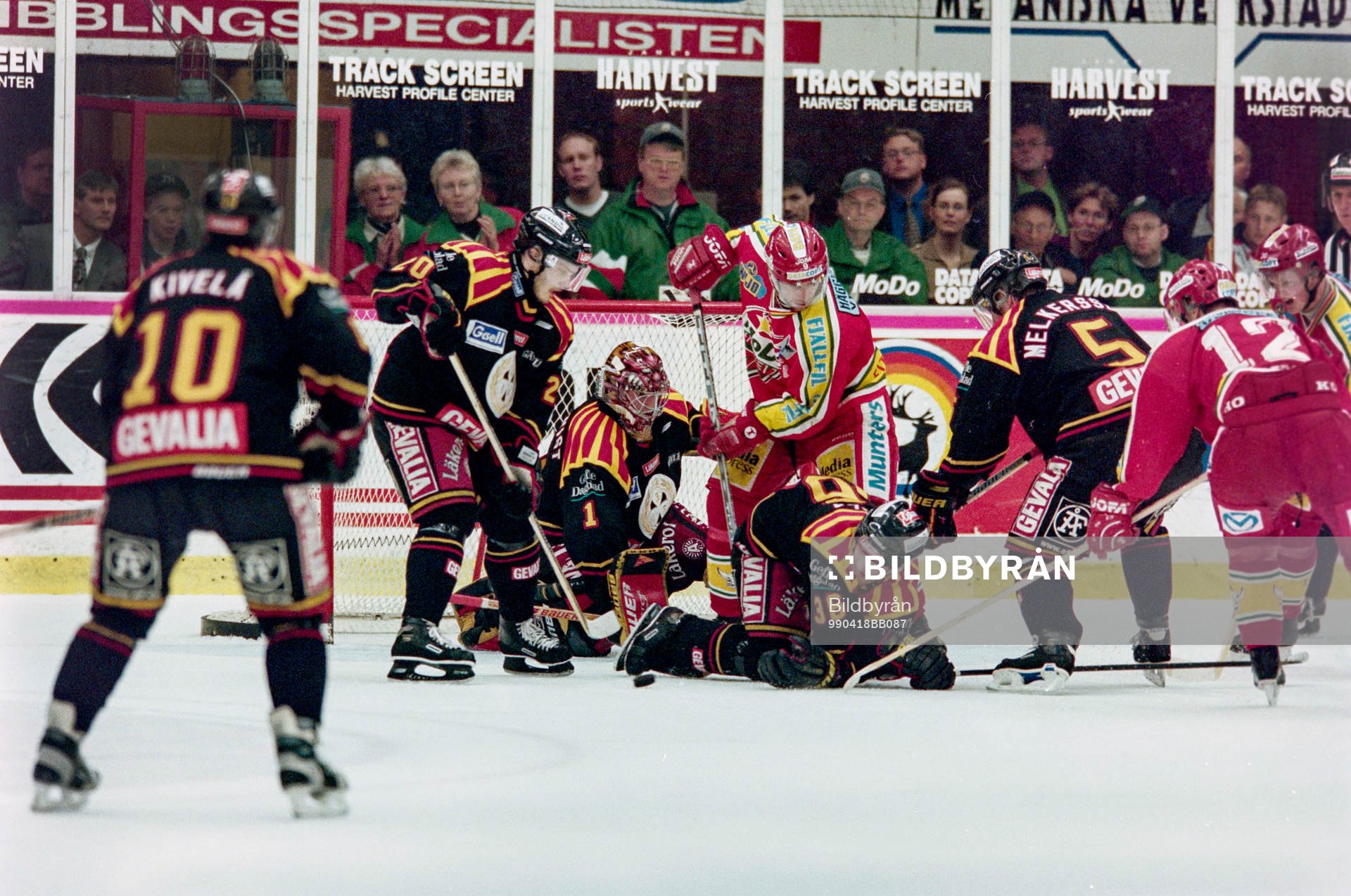 Trångt framför Johan Holmqvist, målvakt i Brynäs
