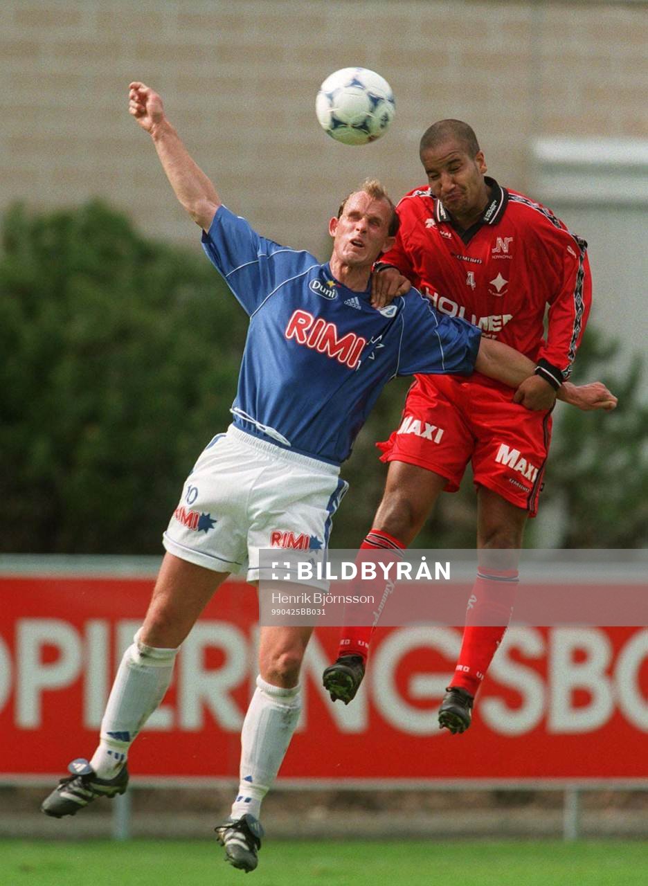  Henrik Bertilsson i duell med Kleber Saarenpää (Klebér Saarenpää)
© Bildbyrån - 23220