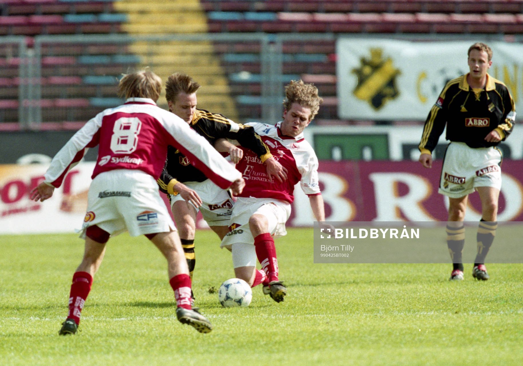 Andreas Johansson, AIK attackeras bakifrån av Lasse