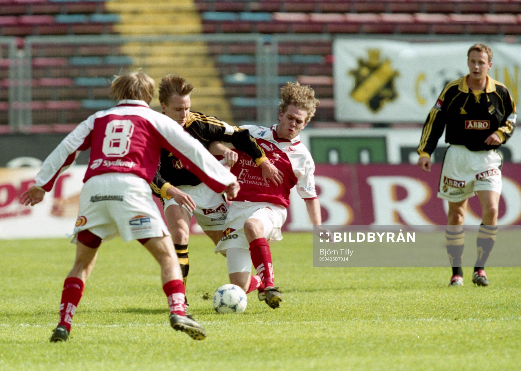 Andreas Johansson, AIK attackeras bakifrån av kalmars