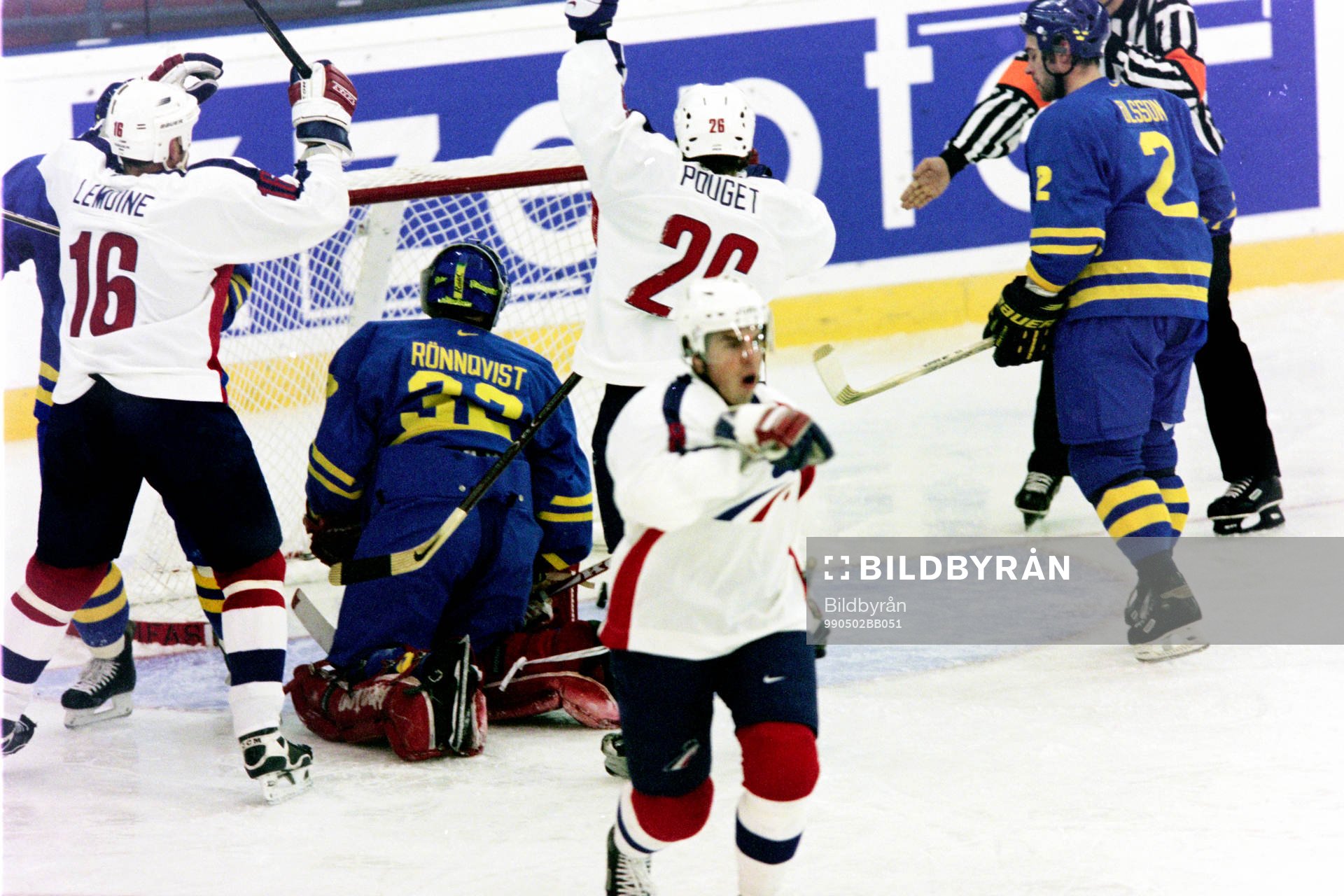 Pucken i mål bakom Petter Rönnqvist, målvakt i Sverige