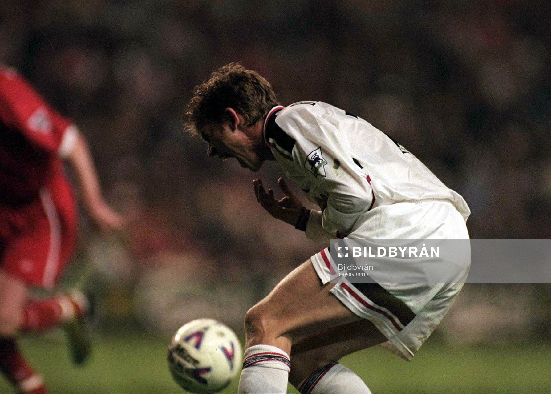  JESPER BLOMQVIST SKRIKER UT SIN SMƒRTA SEDAN HAN SPARKATS I BR÷STET AV JAMIE CARRAGHER. EN F÷RSEELSE SOM GAV UNITED EN M≈LGIVANDE STRAFFSPARK