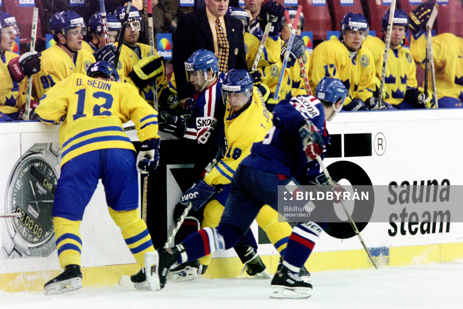Daniel Sedin och Thomas Johansson, Sverige i kamp om pucken