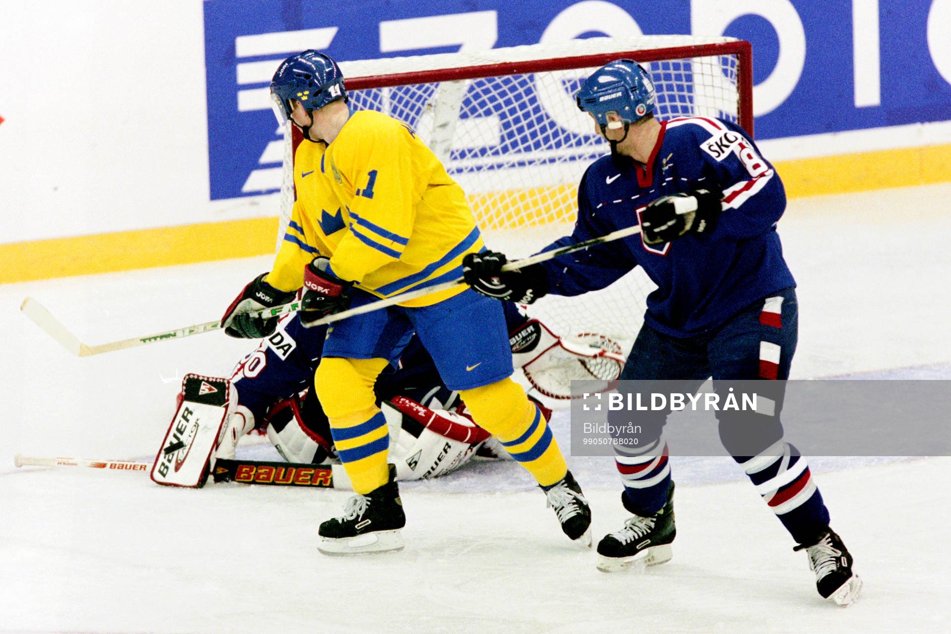 Daniel Alfredsson, Sverige framför Miroslav Simonovic,