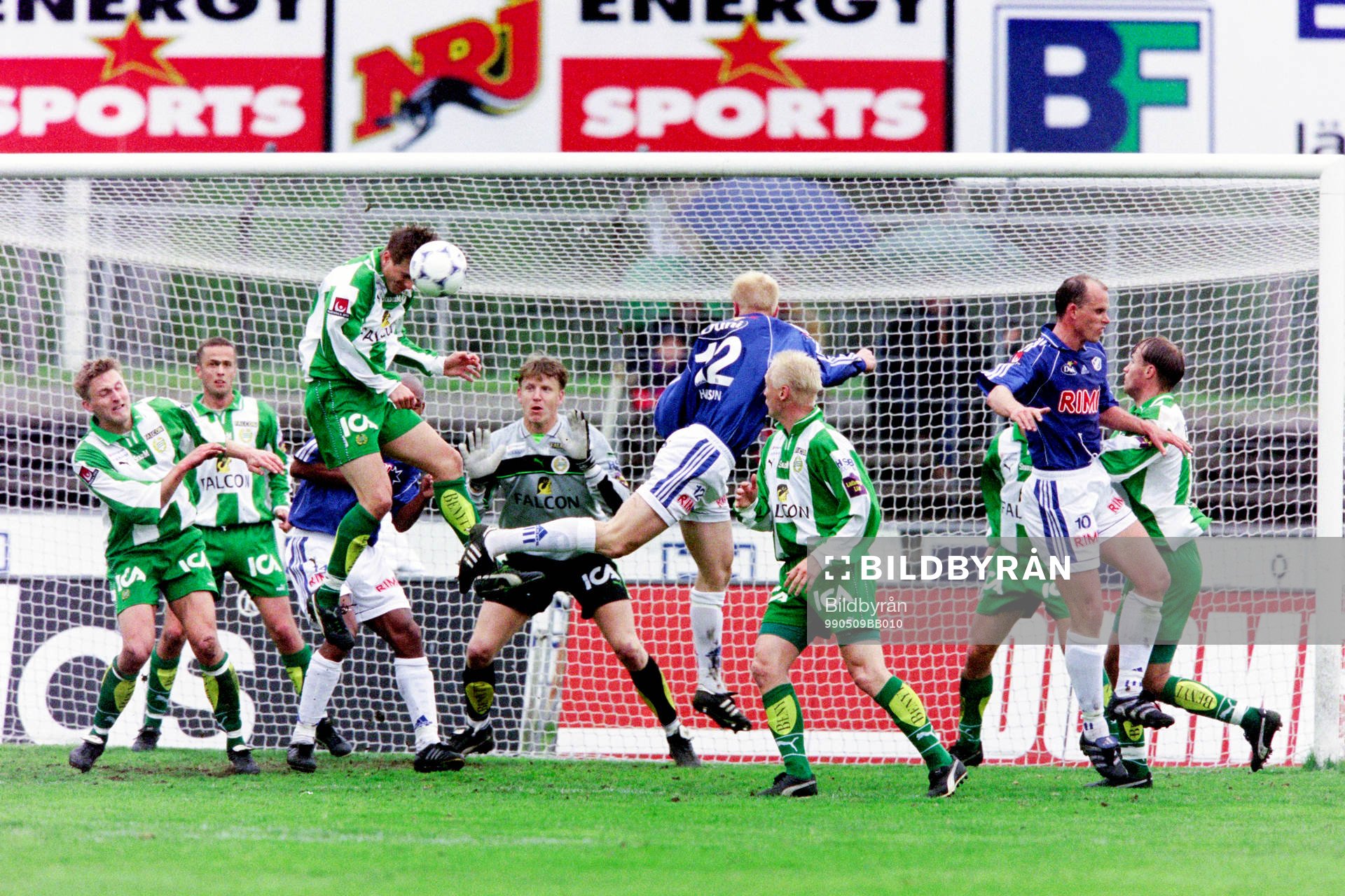 Petter Hansson, Halmstad framför hammarbys målvakt Thomas