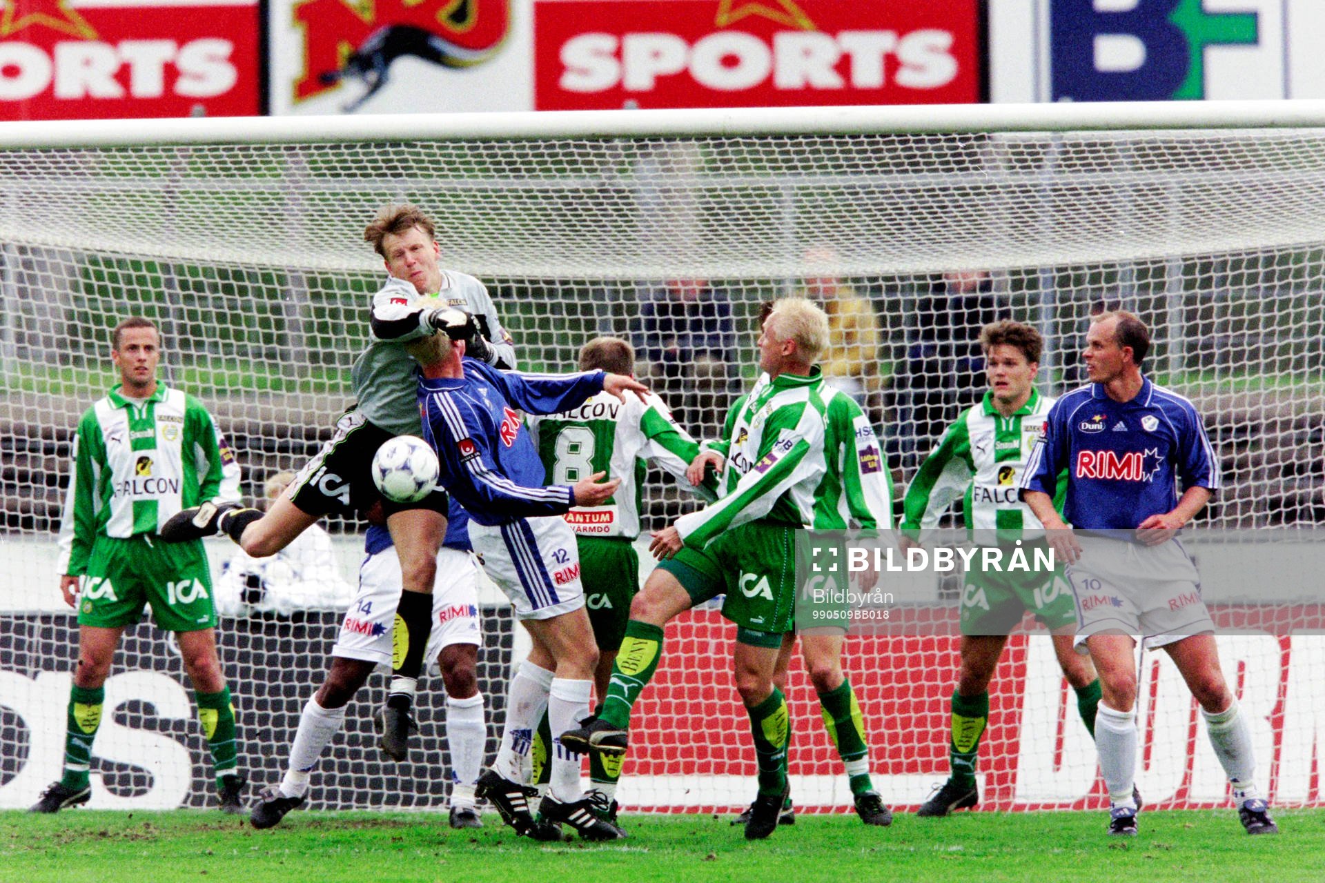 Petter Hansson, Halmstad framför hammarbys målvakt Thomas