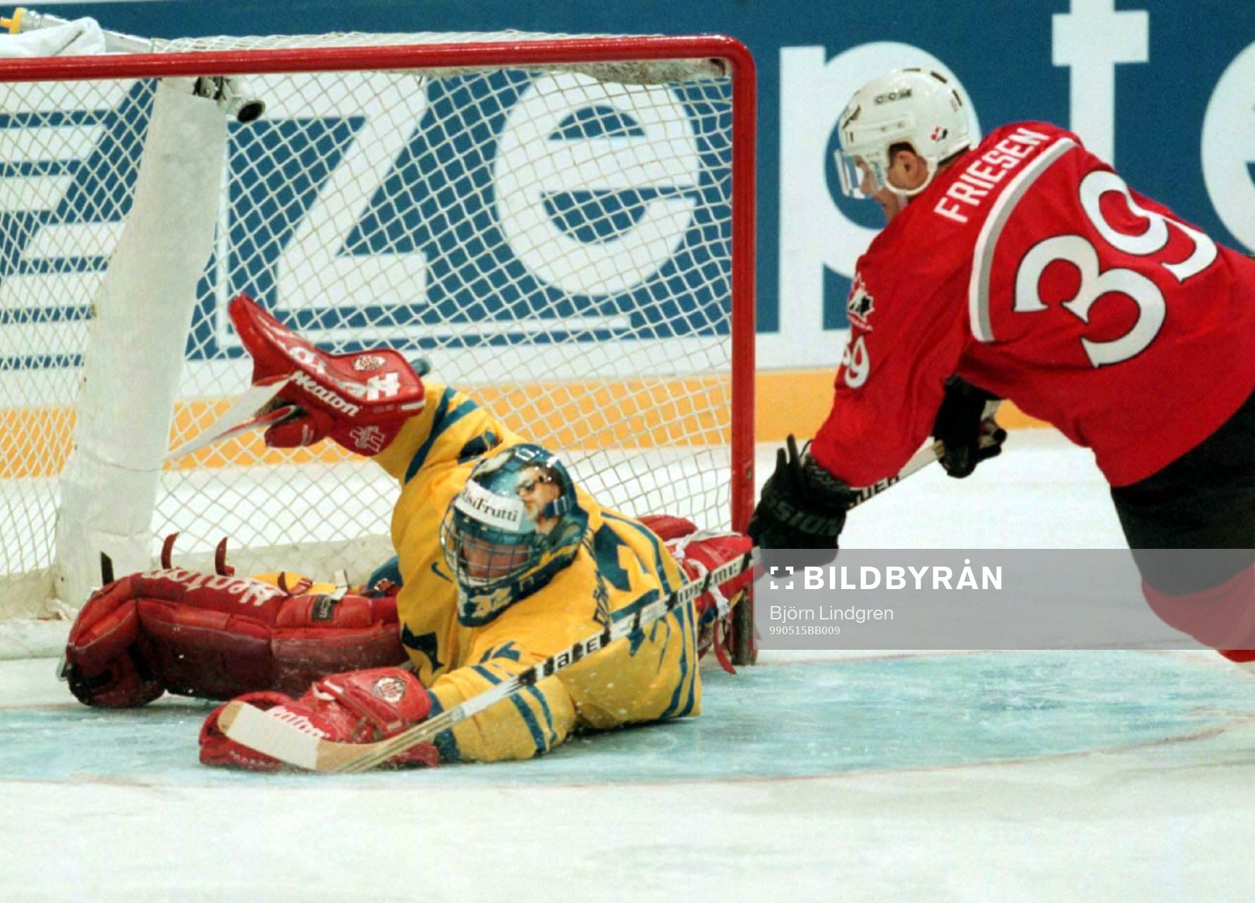 Petter Rönnqvist räddar framför Jeff Friesen