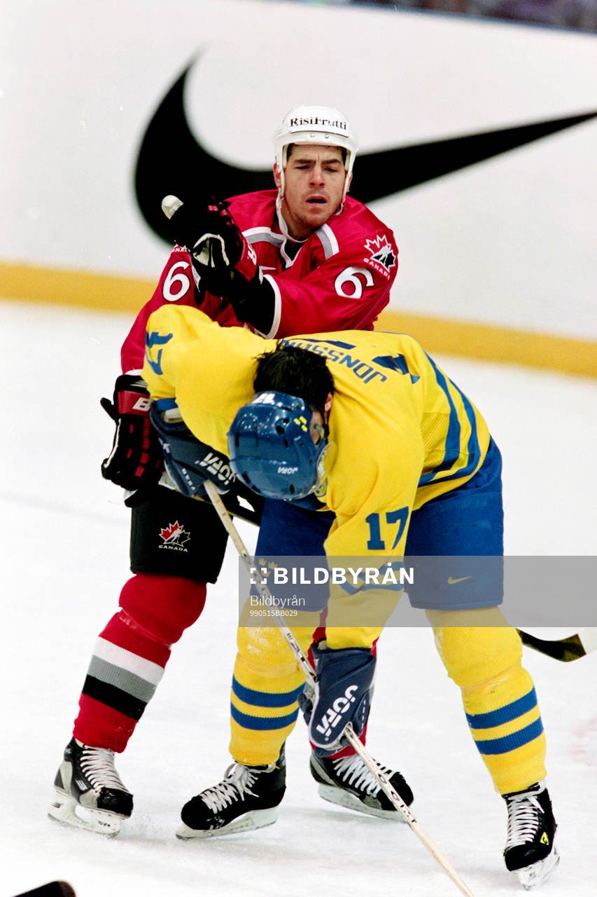 Hans Jonsson, Sverige med kanadas Sean Odonnell i ryggen