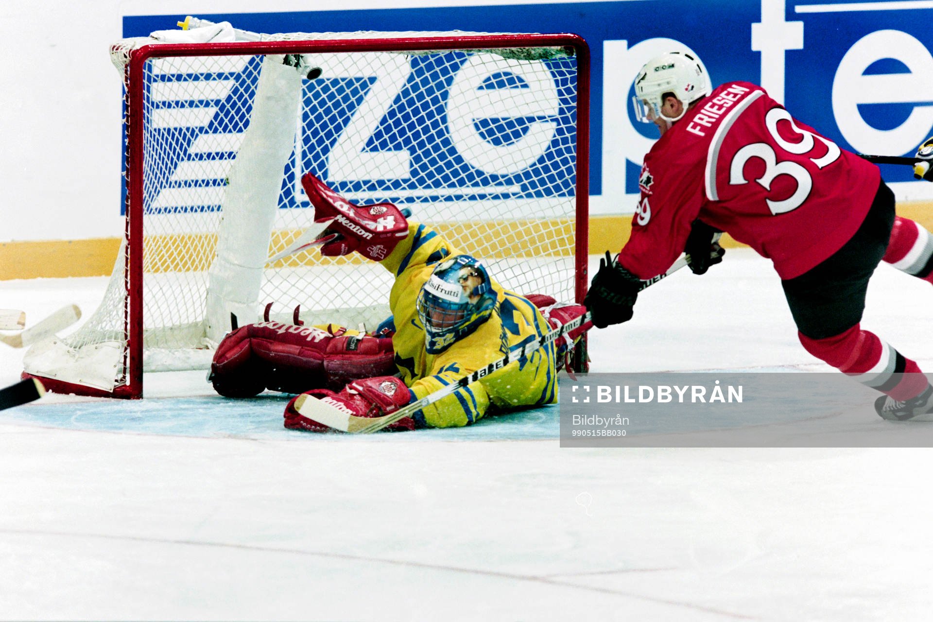 Jeff Friesen, Kanada fri med Petter Rönnqvist, målvakt i