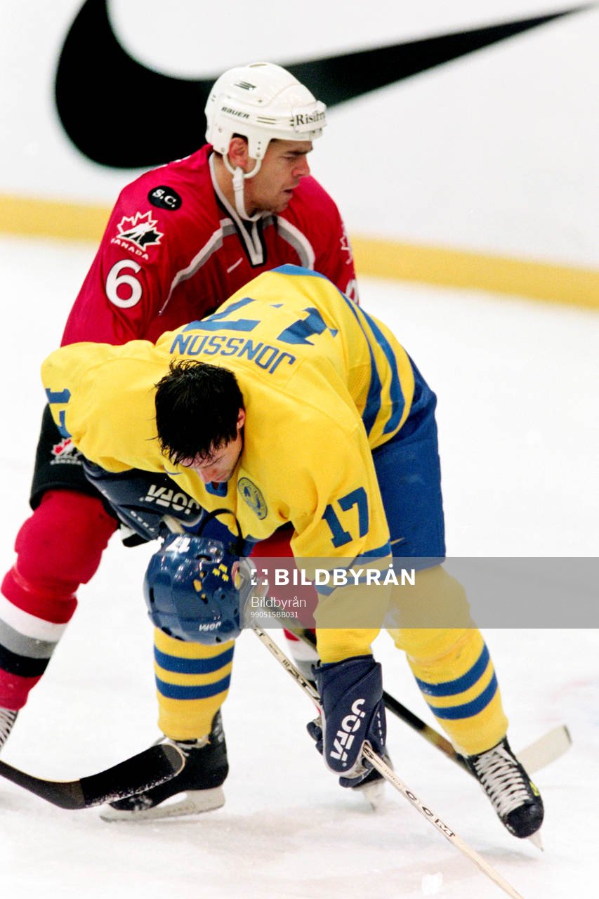 Hans Jonsson, Sverige med kanadas Sean Odonnell i ryggen