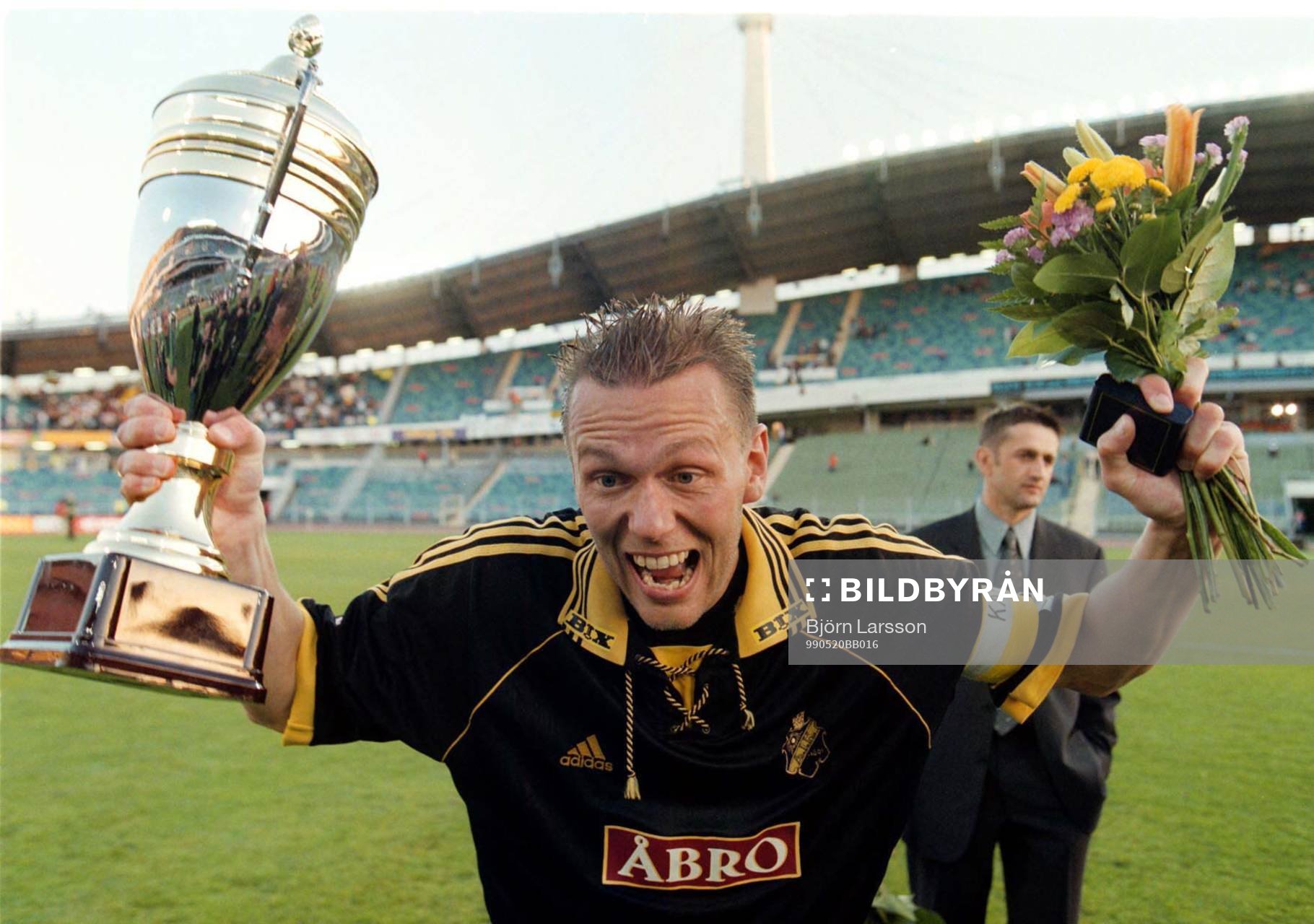 Krister Nordin, lagkapten AIK, jublar med pokalen