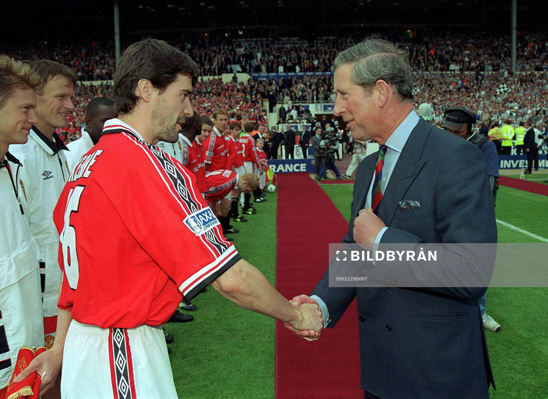 Roy Keane, Manchester U, hälsar på Prins Charles. T v: