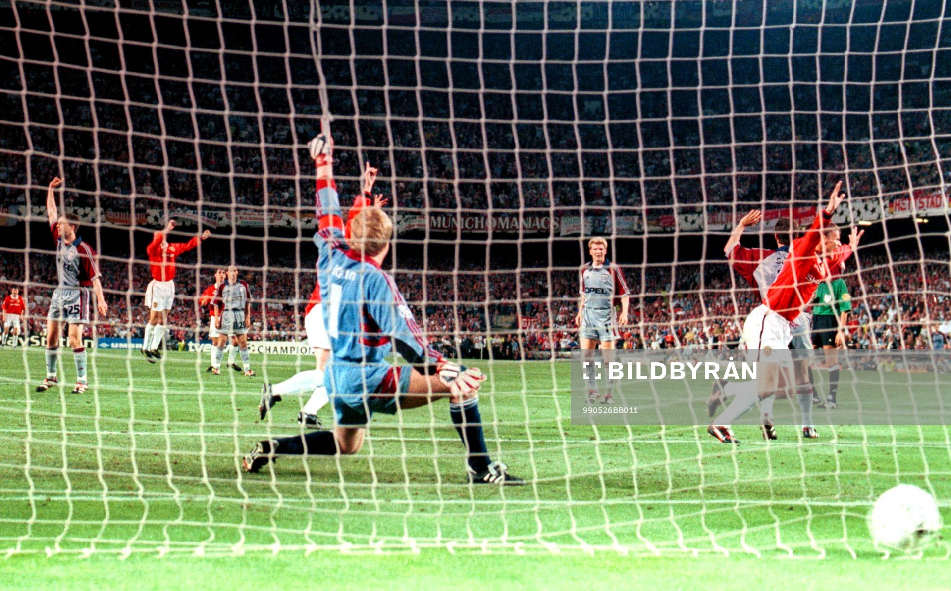 Ted Sheringham (t h) har precis gjort 1-1 (Teddy Sheringham)
