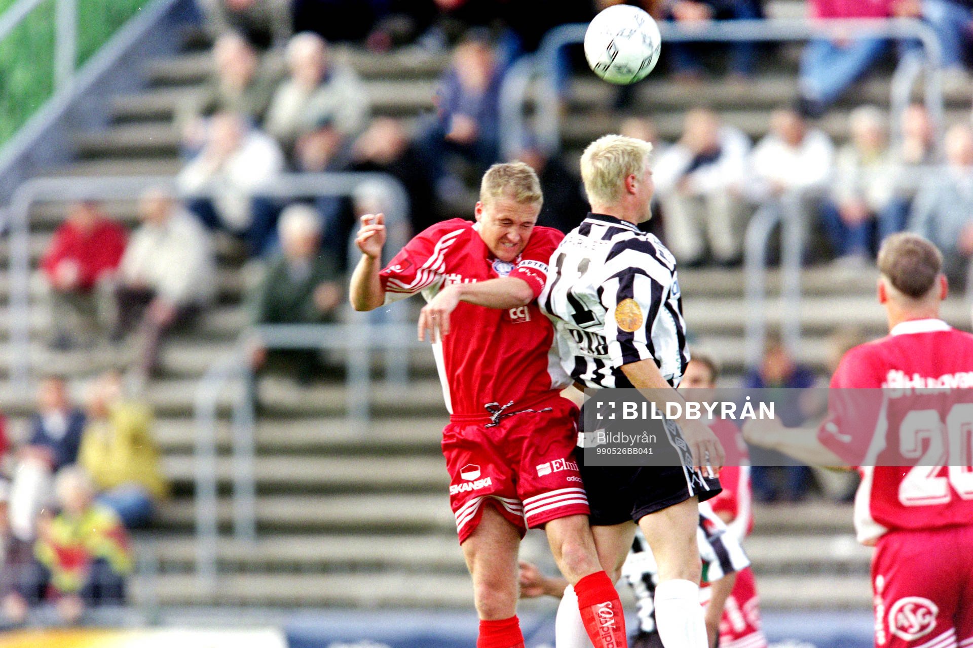 Fotboll, Div 1 Södra, Landskrona - Husqvarna FF, 1-1: Matthias Eklund, Landskrona i en nickduell.