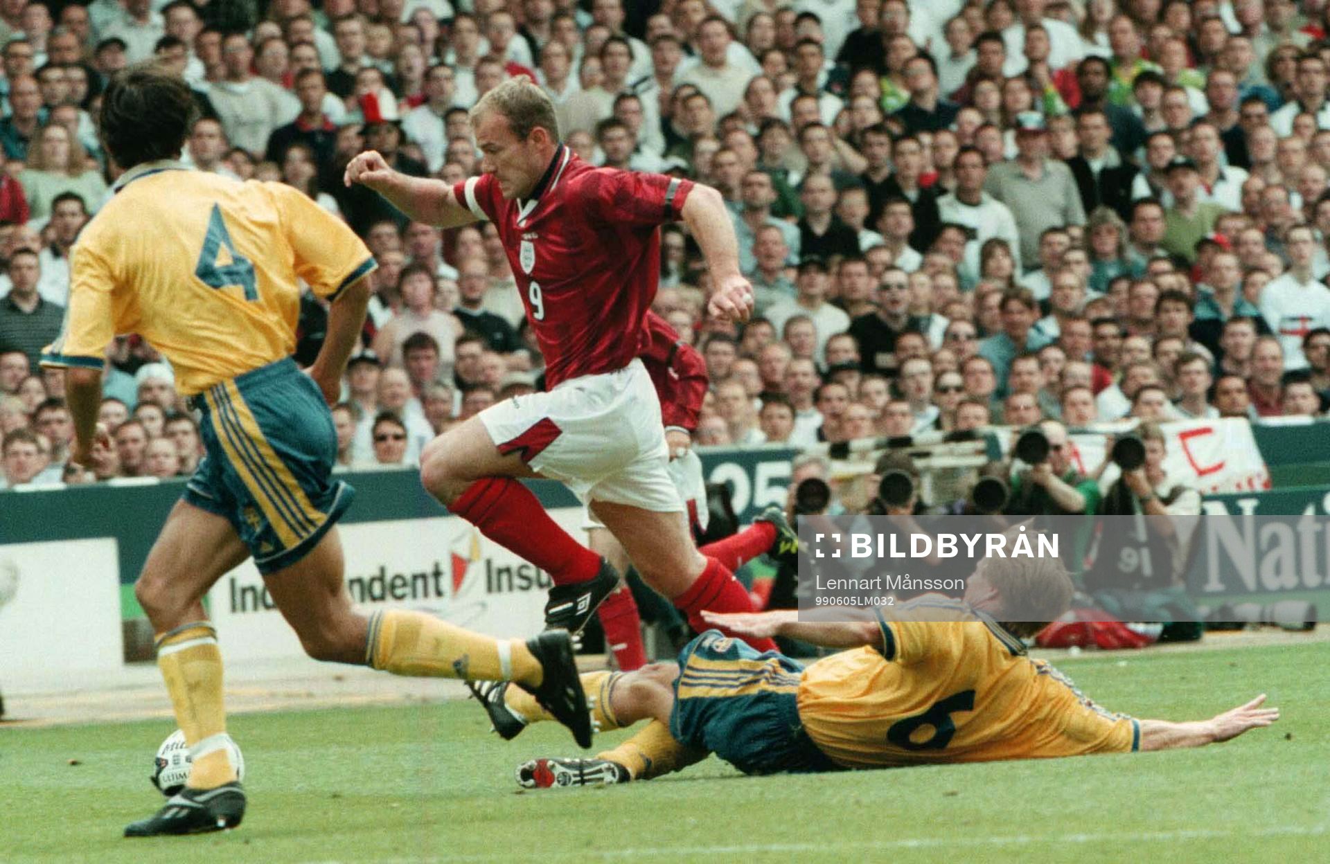 Stefan Schwarz försöker stoppa Alan Shearer