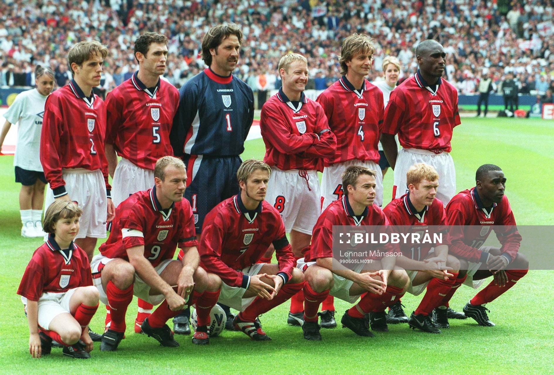 bakre fr v: Phil Neville, Martin Keown, David Seaman, David Batty, Tim Sherwood, Sol Campbell. Främre: Alan Shearer, David Beckham, Graeme Le Saux, Paul Scholes, Andy Cole