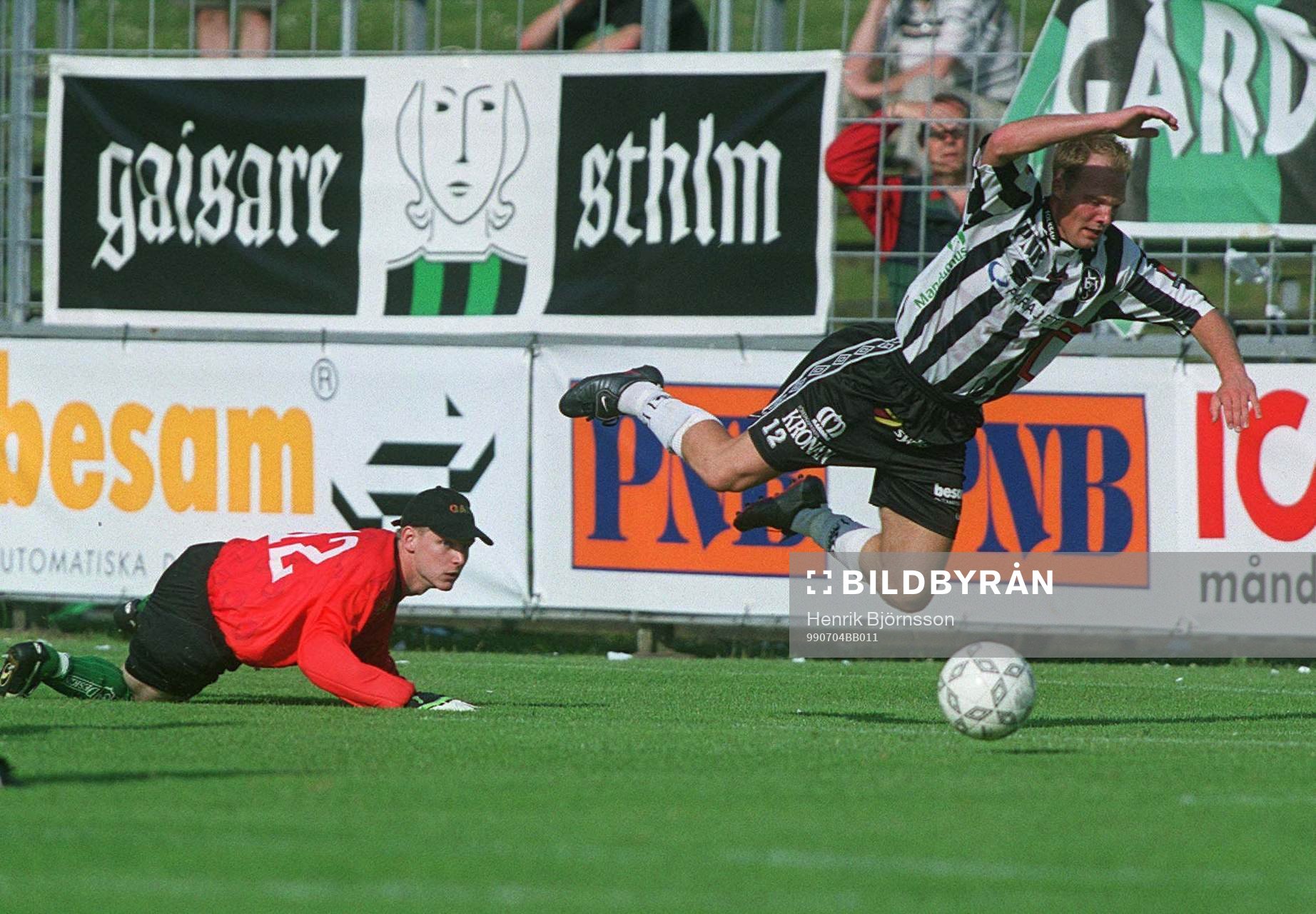 Andreas Sördin fälls av Anders Holmberg