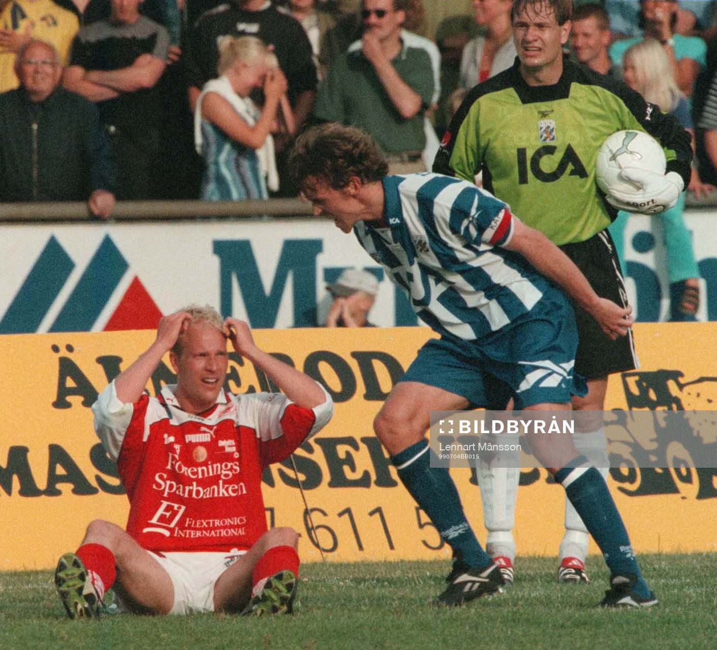  KALMAR FF-IFK G÷TEBORG 0-1. JOHAN PAULSSON HAR FILMAT, F≈R INGEN STRAFF, DƒREMOT BLIR HAN UTSKƒLLD AV MAGNUS ERLINGMARK.
