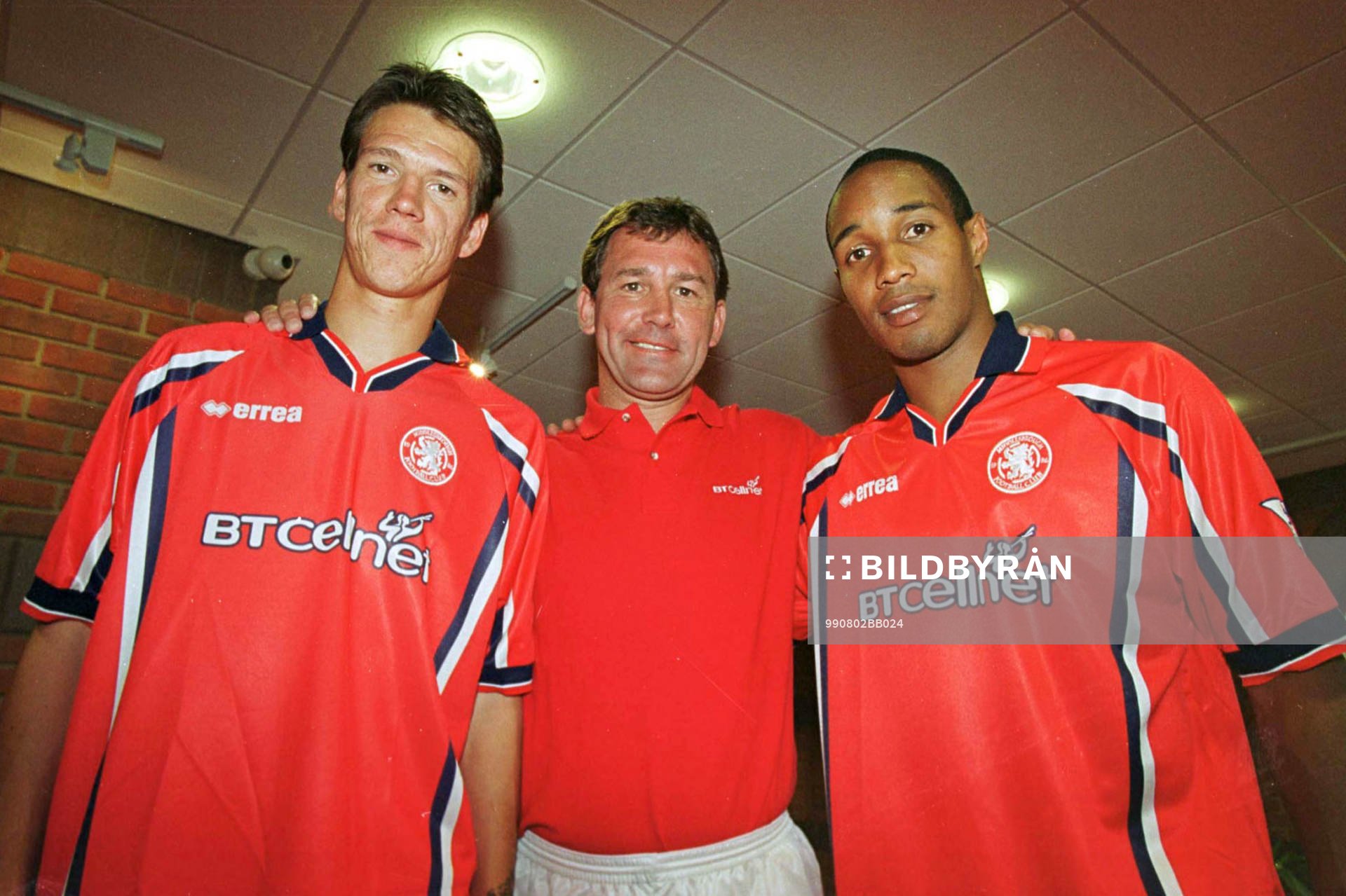 Football -- Middlesbroughs Manager Bryan Robson visar upp sina nyförvärv Christian Ziege och Paul Ince.