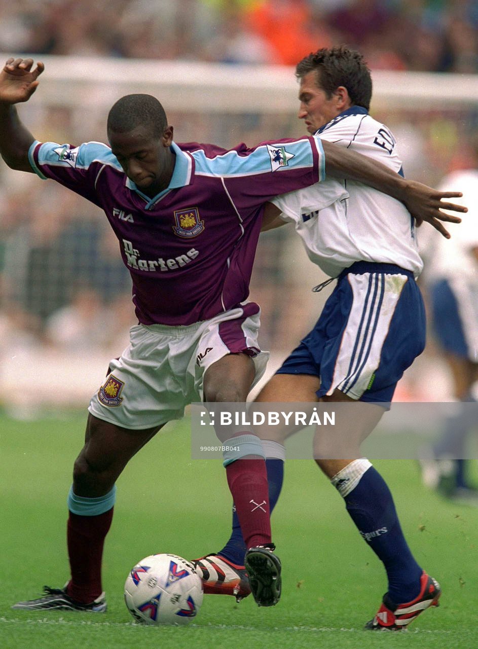  Paulo Wanchope och Justin Edinburgh 